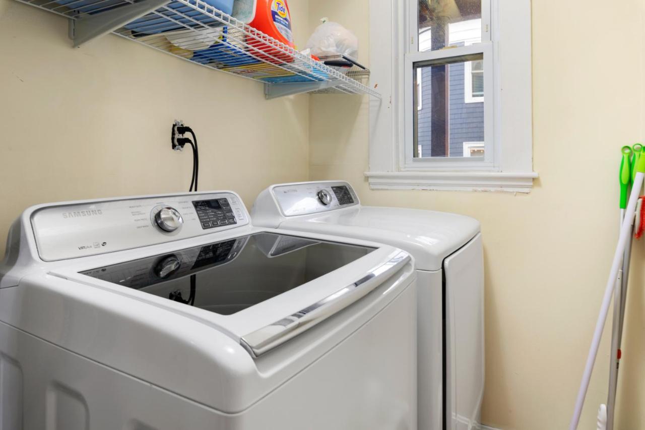 Bright & Spacious 2br Apartment, Mins From Downtown Boston, Parking
