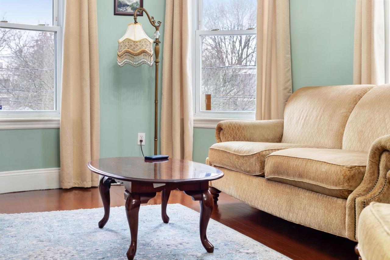 Apartment Bright & Spacious 2br Apartment, Mins From Downtown Boston, Parking Boston