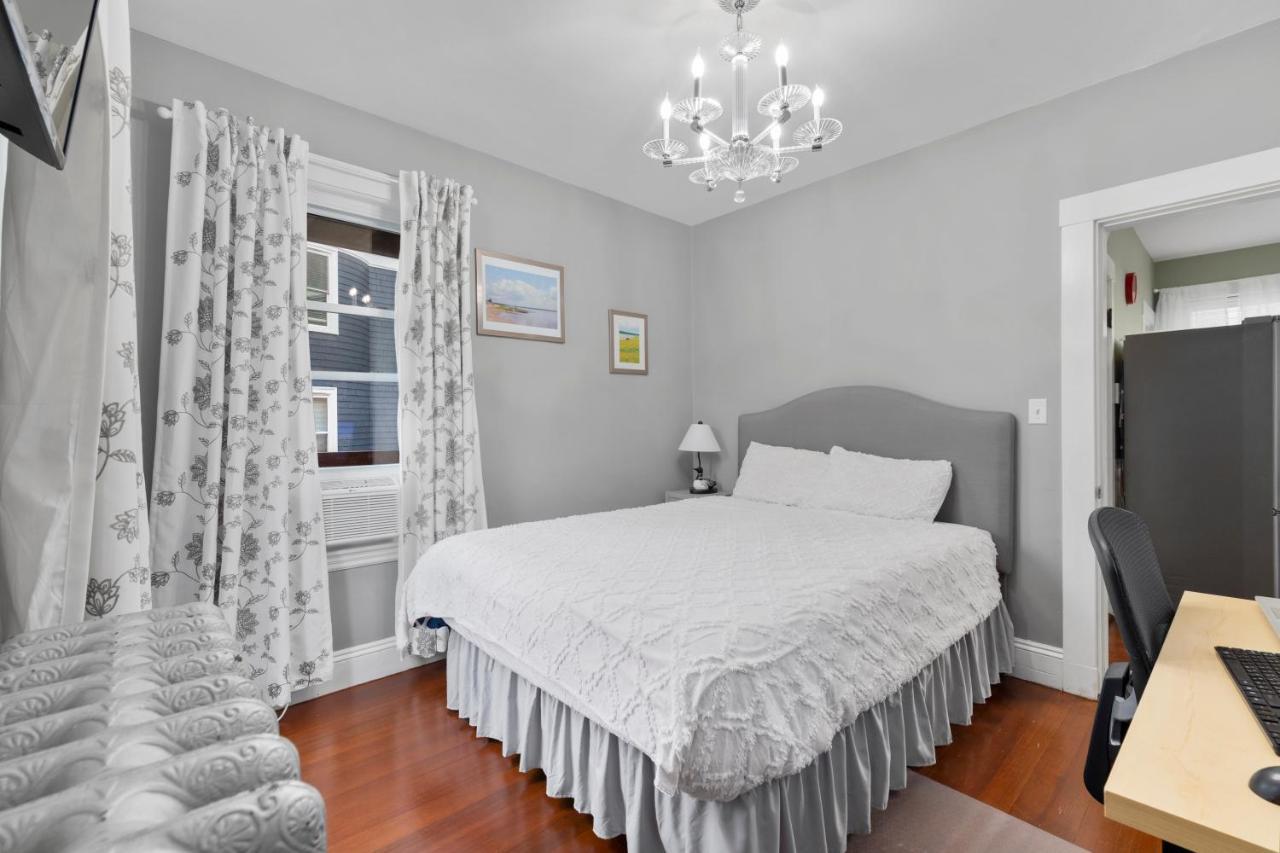 Bright & Spacious 2br Apartment, Mins From Downtown Boston, Parking