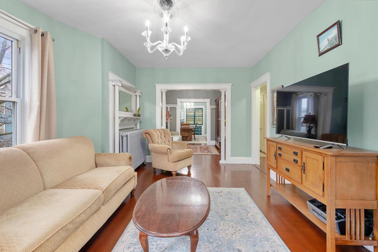 Bright & Spacious 2br Apartment, Mins From Downtown Boston, Parking *
