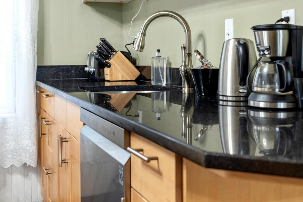 Bright & Spacious 2br Apartment, Mins From Downtown Boston, Parking
