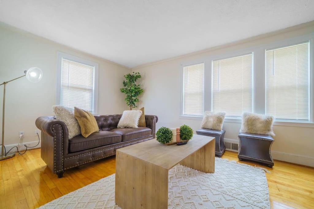 New Vanity Short- Term Rentals- Neponset Riverway Apartment *