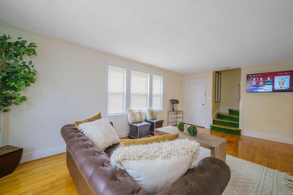 New Vanity Short- Term Rentals- Neponset Riverway Apartment