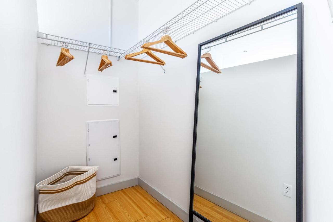 S W Gym Wd By Seaport On D Bos-350 Apartment