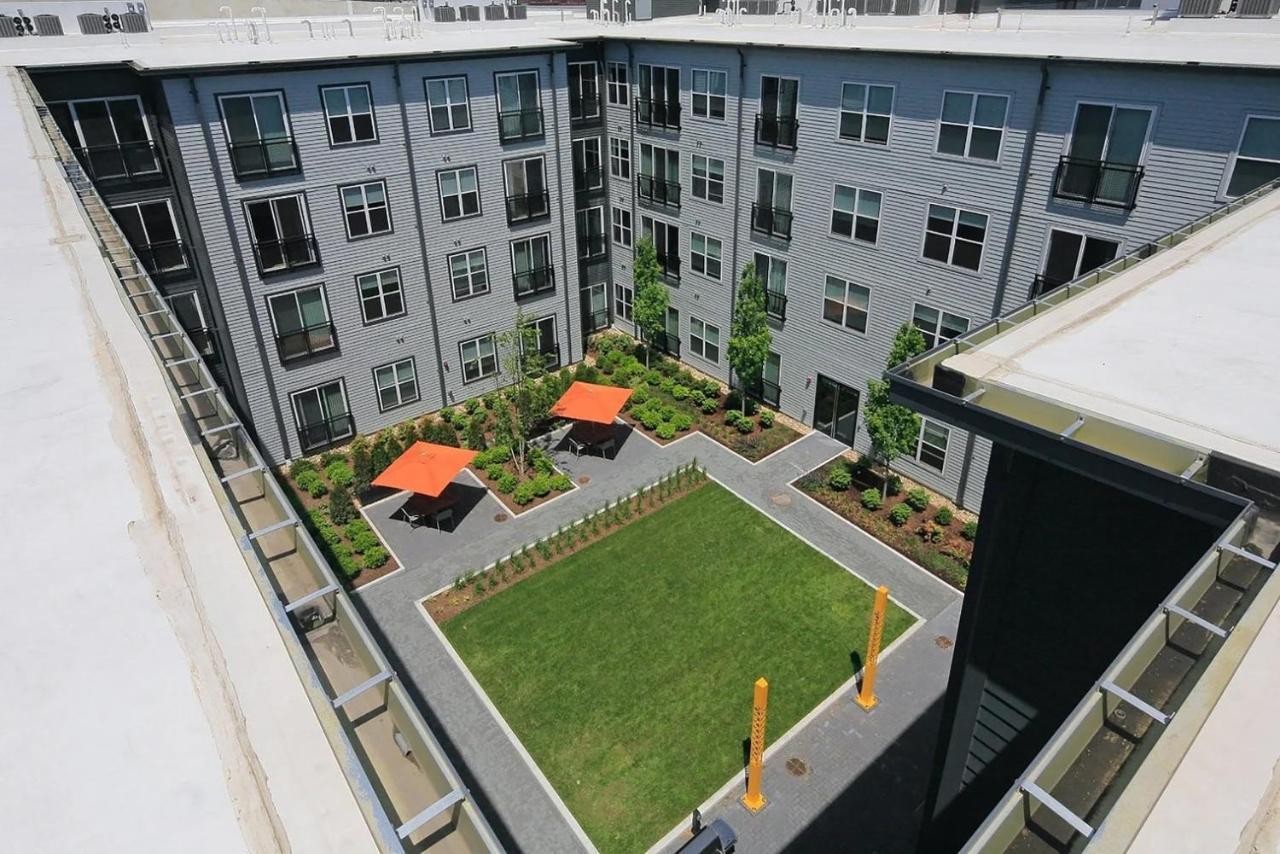 S W Gym Wd By Seaport On D Bos-350 Apartment