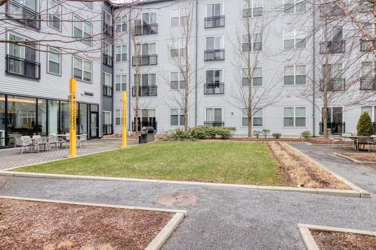 S W Gym Wd By Seaport On D Bos-350 Apartment