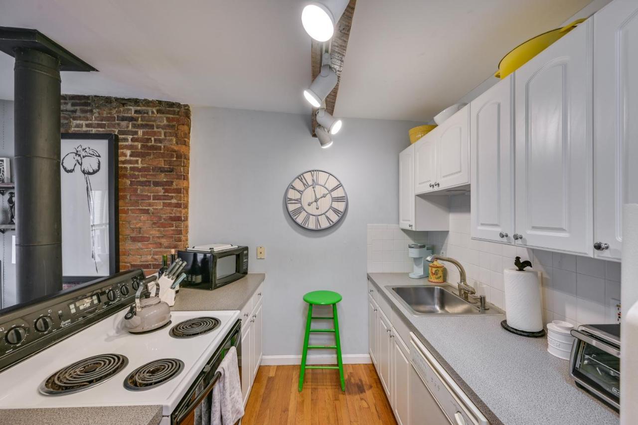 Cozy Vacation With Rooftop Deck! Holiday home Boston