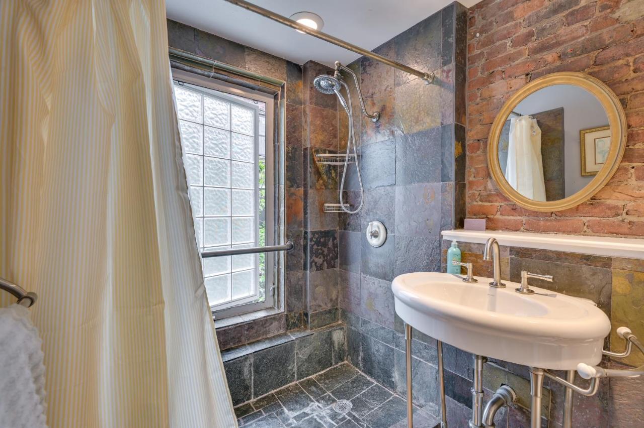Holiday home Cozy Vacation With Rooftop Deck! Boston