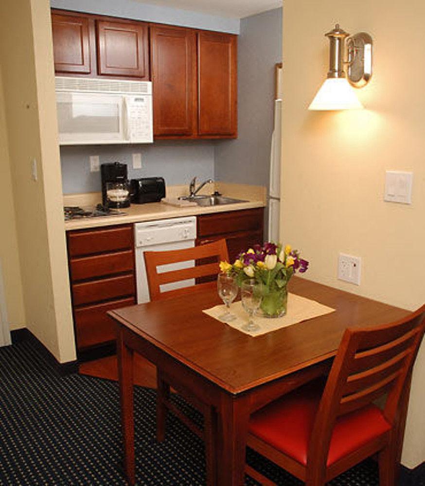 Hotel By Marriott Harbor On Tudor Wharf 3*