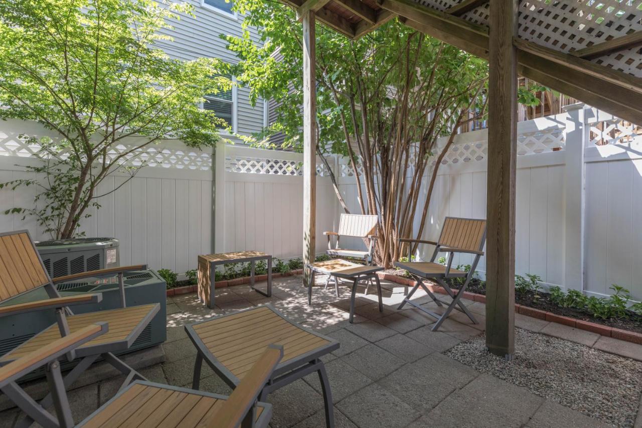 Sunny Convenient W/ Private Patio! Easy Walk To Everything! *