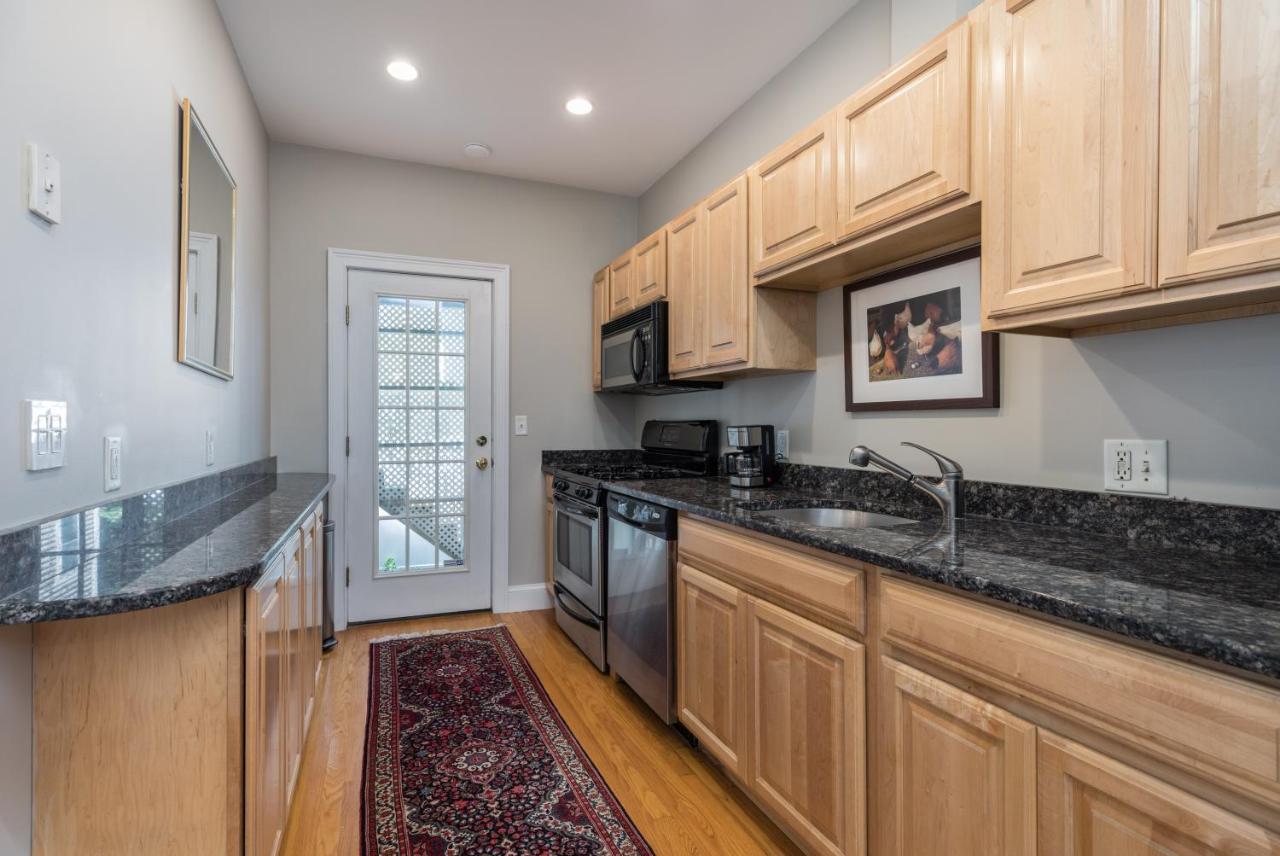 Apartment Sunny Convenient W/ Private Patio! Easy Walk To Everything!