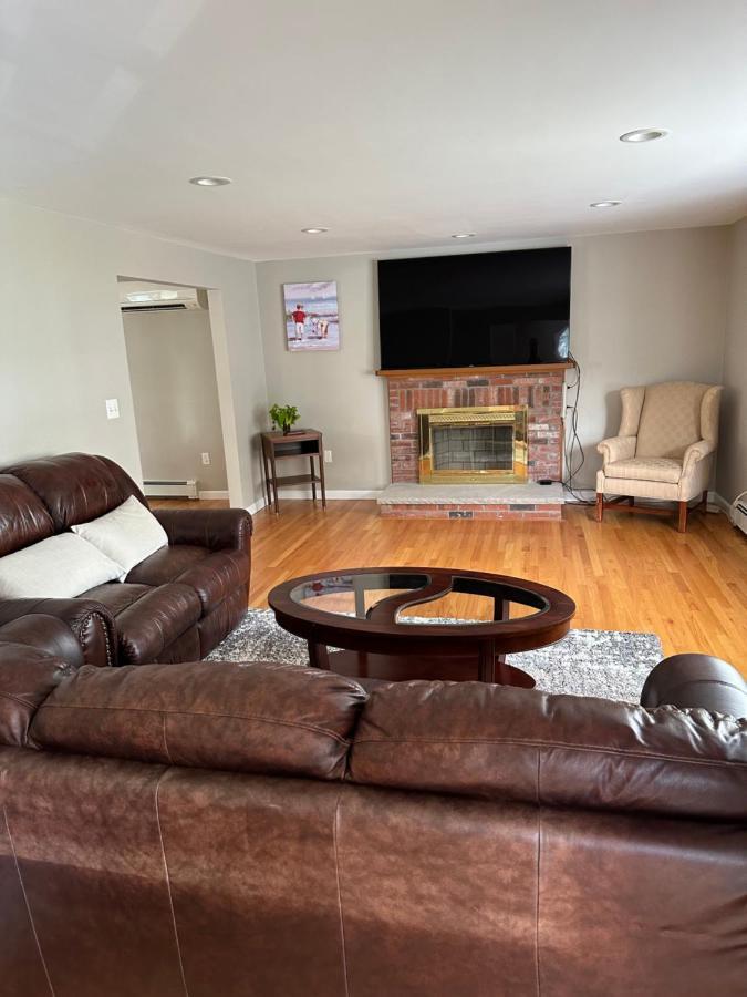 In Single Family House - Suburban Neighborhood In Boston