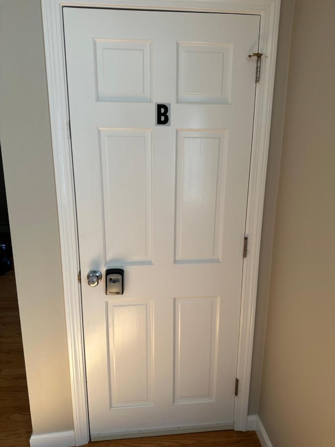 In Single Family House - Suburban Neighborhood In Homestay Boston