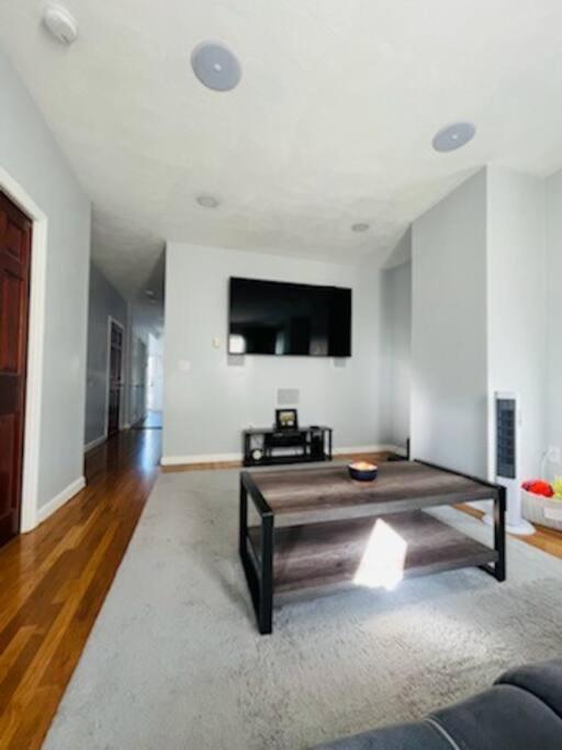 Apartment Newly Renovated -2 Bedroom