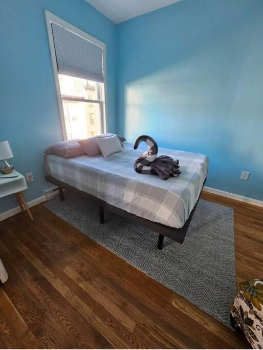 Newly Renovated -2 Bedroom Apartment *