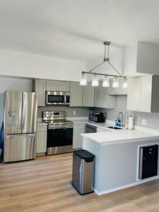Apartment Newly Renovated -2 Bedroom *