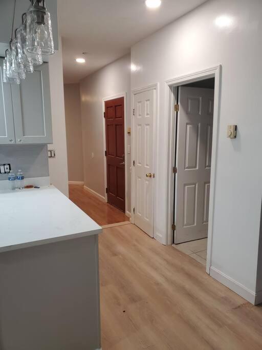 Apartment Newly Renovated -2 Bedroom *