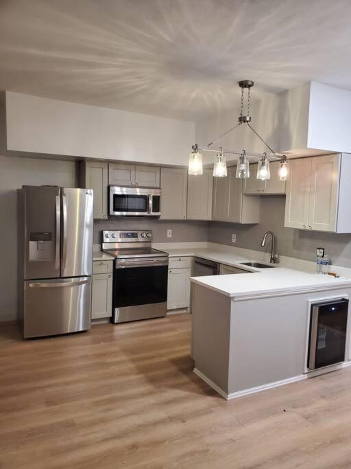 Newly Renovated -2 Bedroom Apartment *