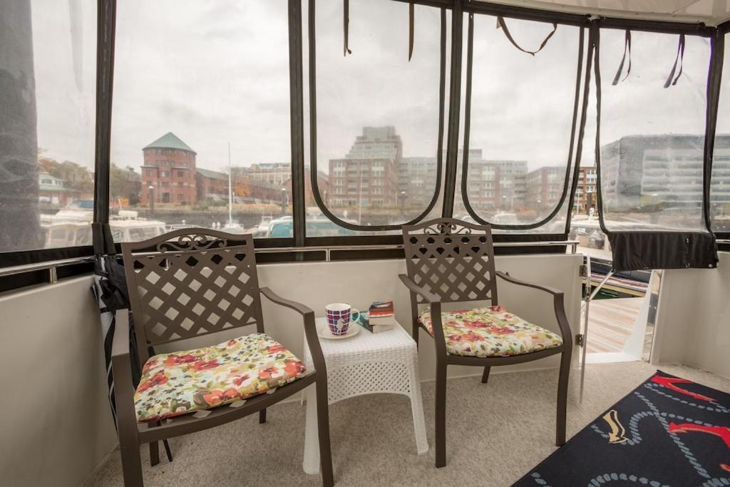 Sea Pearl Yacht Botel Boston