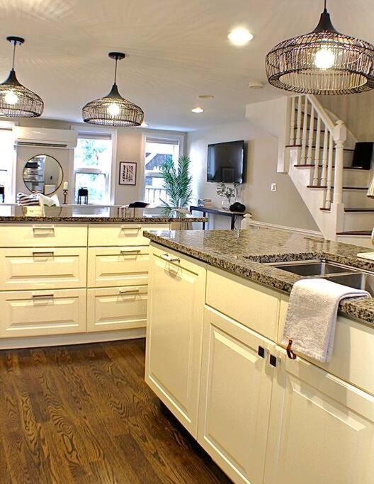 Luxury - Pet Friendly 3bd, 3ba South End *