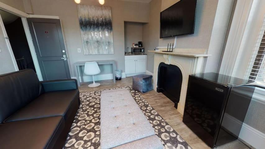 1-31 Excellent Location, Walk Everywhere Sleeps 3 Apartment Boston