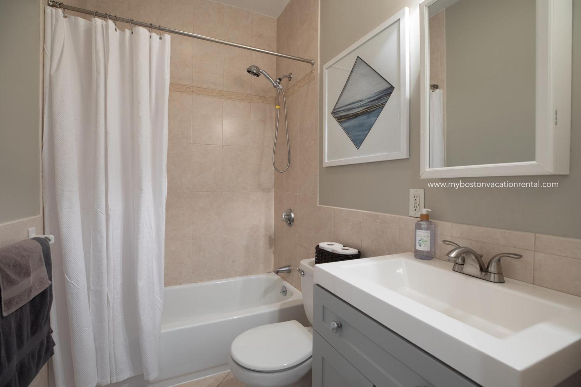 Apartment Sunny Convenient W/ Private Patio! Easy Walk To Everything! *