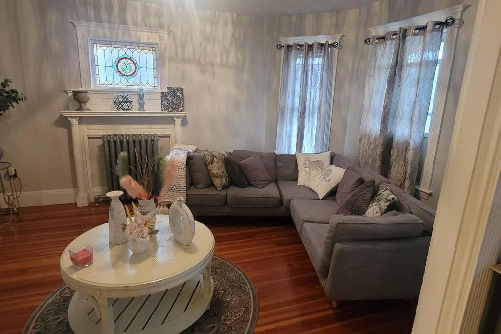 Modern Haven ,your Stylish Retreat Apartment Boston