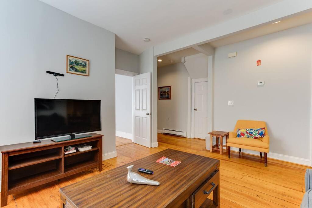 New! Near Mbta, 3mi To Fenway! Apartment Boston