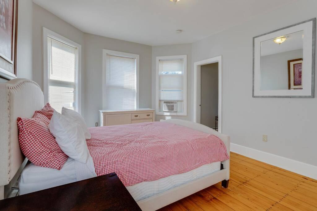 Apartment New! Near Mbta, 3 Mi To Fenway!
