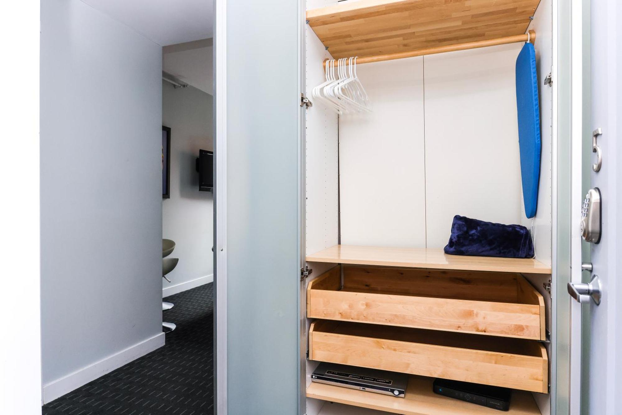 Cozy & Stylish Newbury Street Studio, #9 Apartment