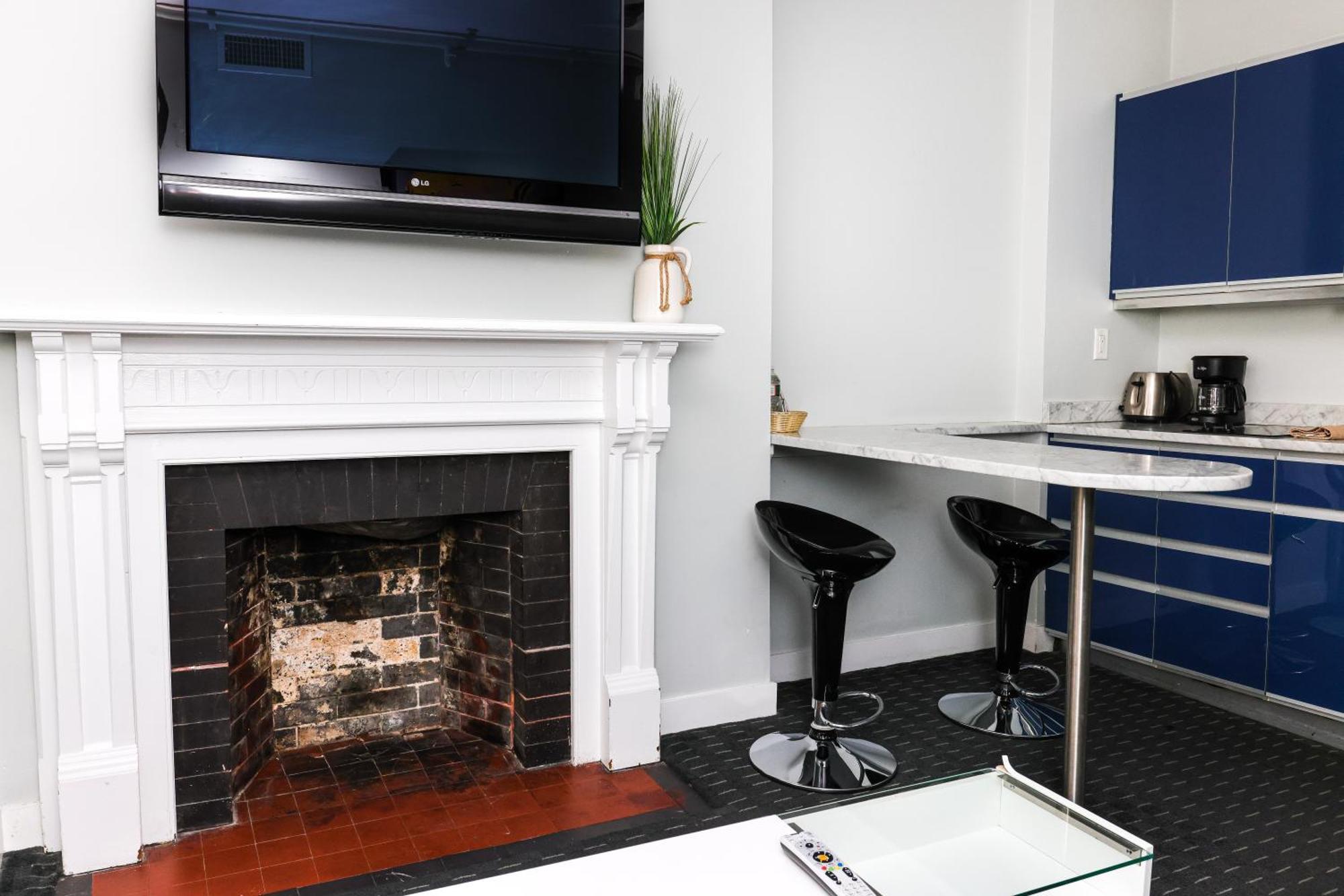 Furnished Newbury Street Studio, #6 Apartment