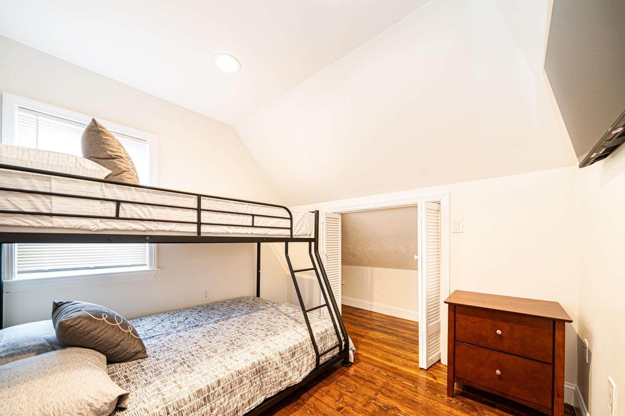 988 New! Bliss - Cozy & Lovely Getaway Apartment *