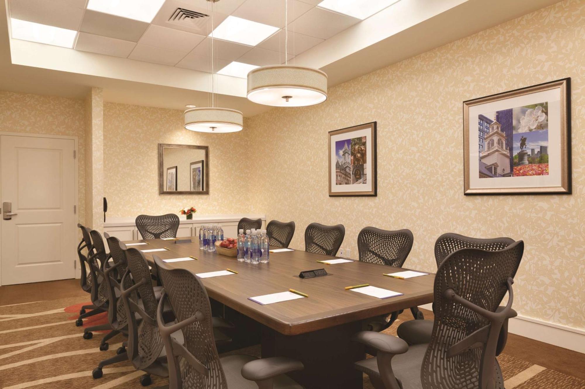 Hotel Hilton Garden Logan Airport 3*
