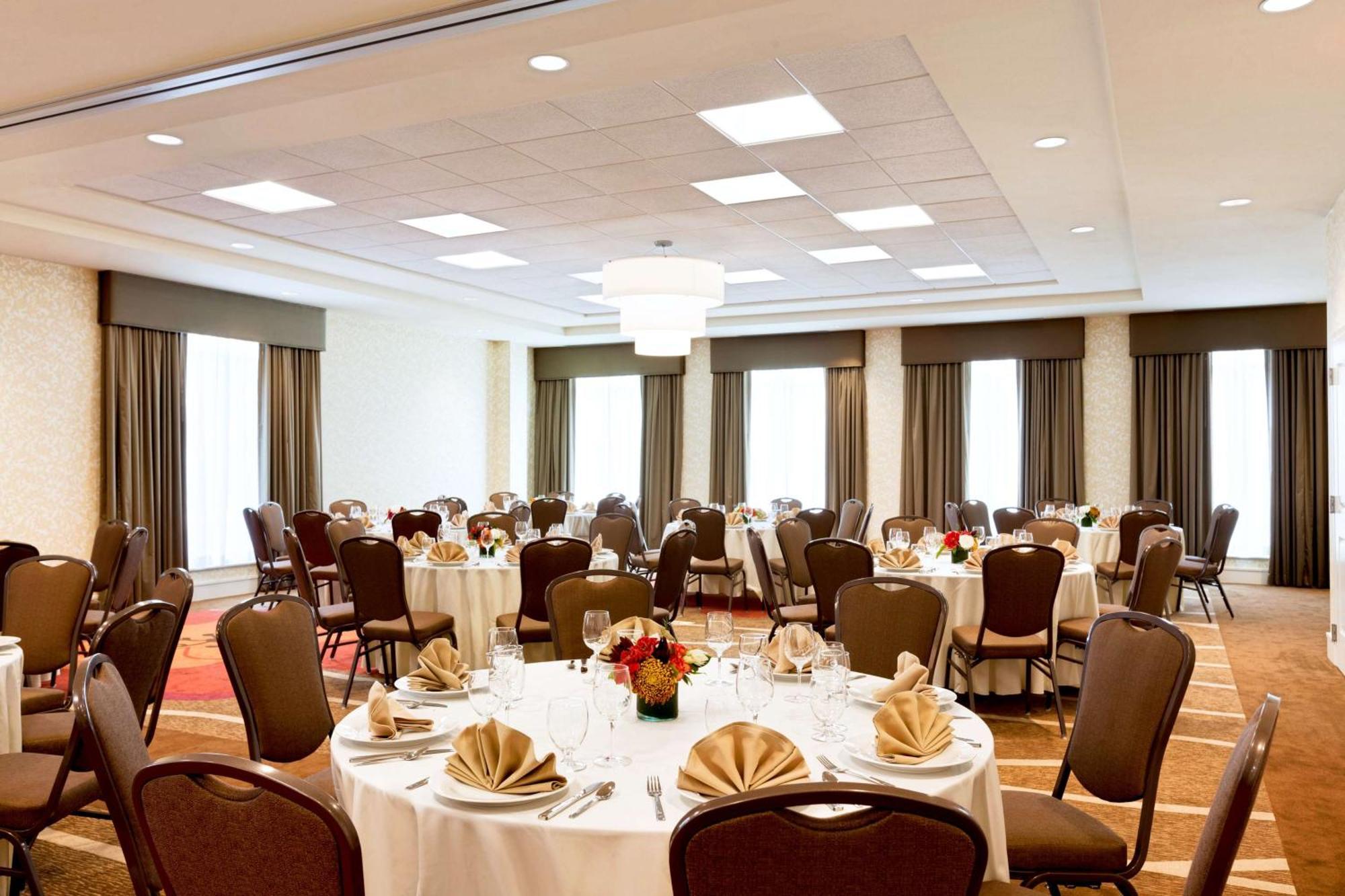 Hilton Garden Logan Airport 3*