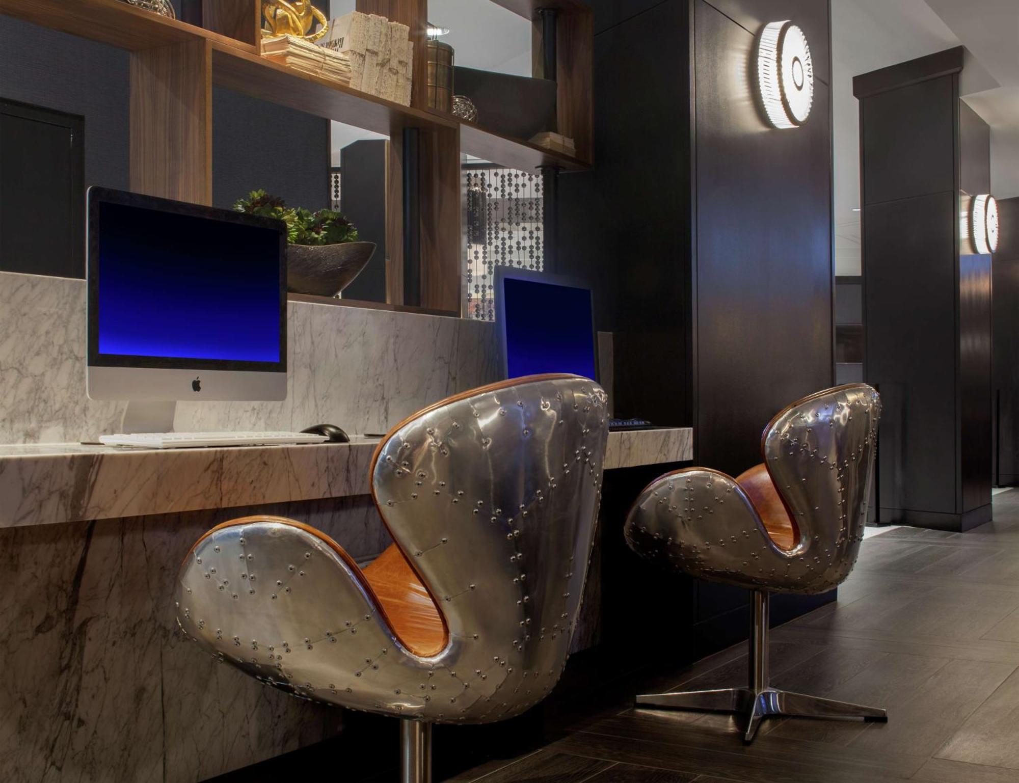 Hilton Back Bay 3*