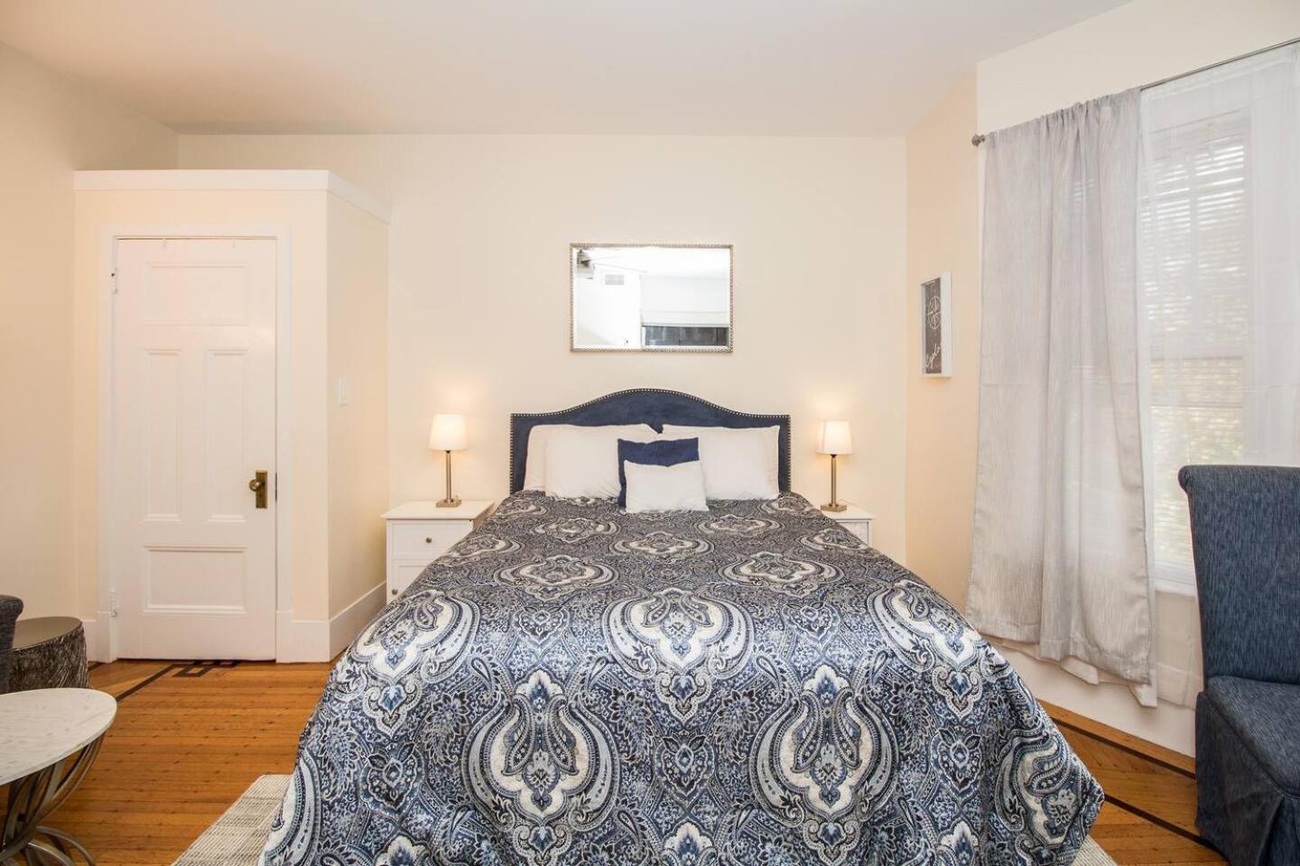 Renovated, Sunny, Spacious In Holiday home Boston