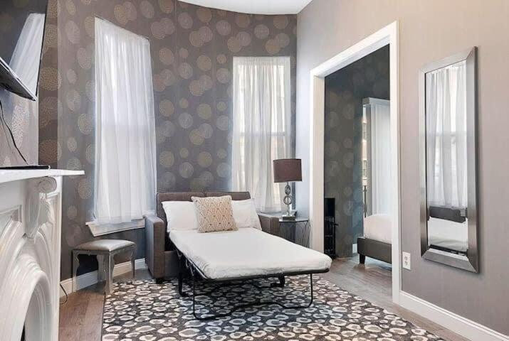 1-31 Excellent Location, Walk Everywhere Sleeps 3 Apartment Boston
