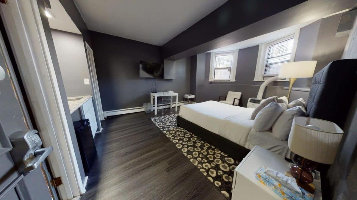 Lower Level In Hip Bay Village Apartment *