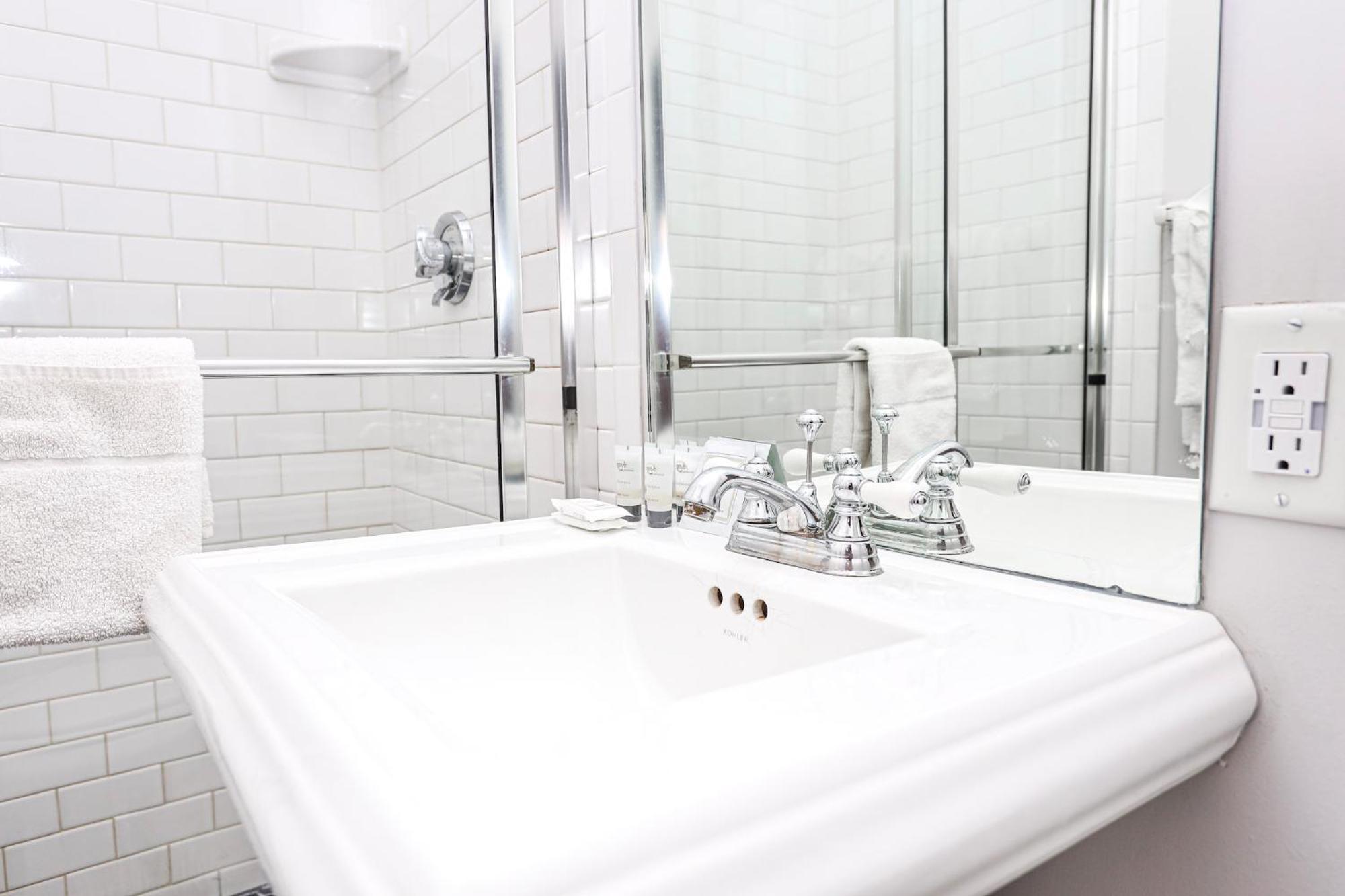 Stylish Downtown In The Southend, C.ave #24 *