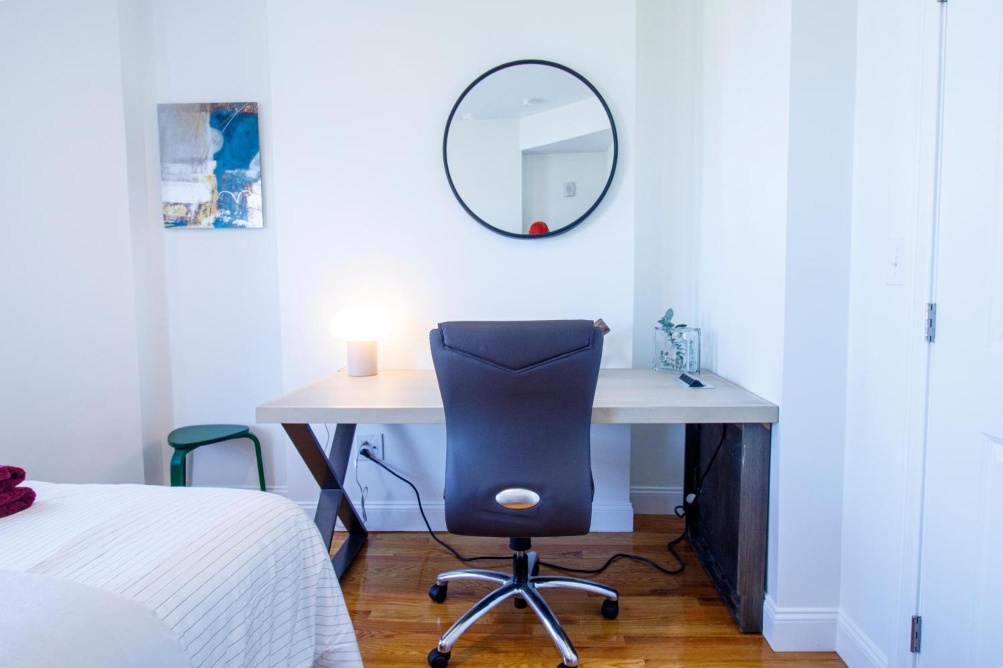 4br 1,5bh Sunny Apt In Roxbury *