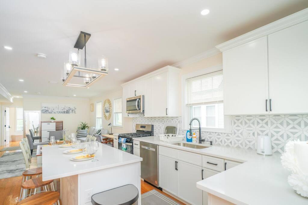80-2 4br - Bright Family Near Asian Supermarket * Boston
