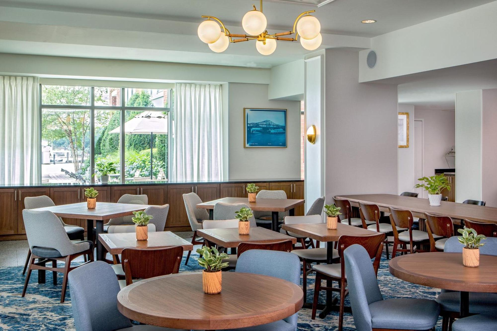 By Marriott Harbor On Tudor Wharf Boston