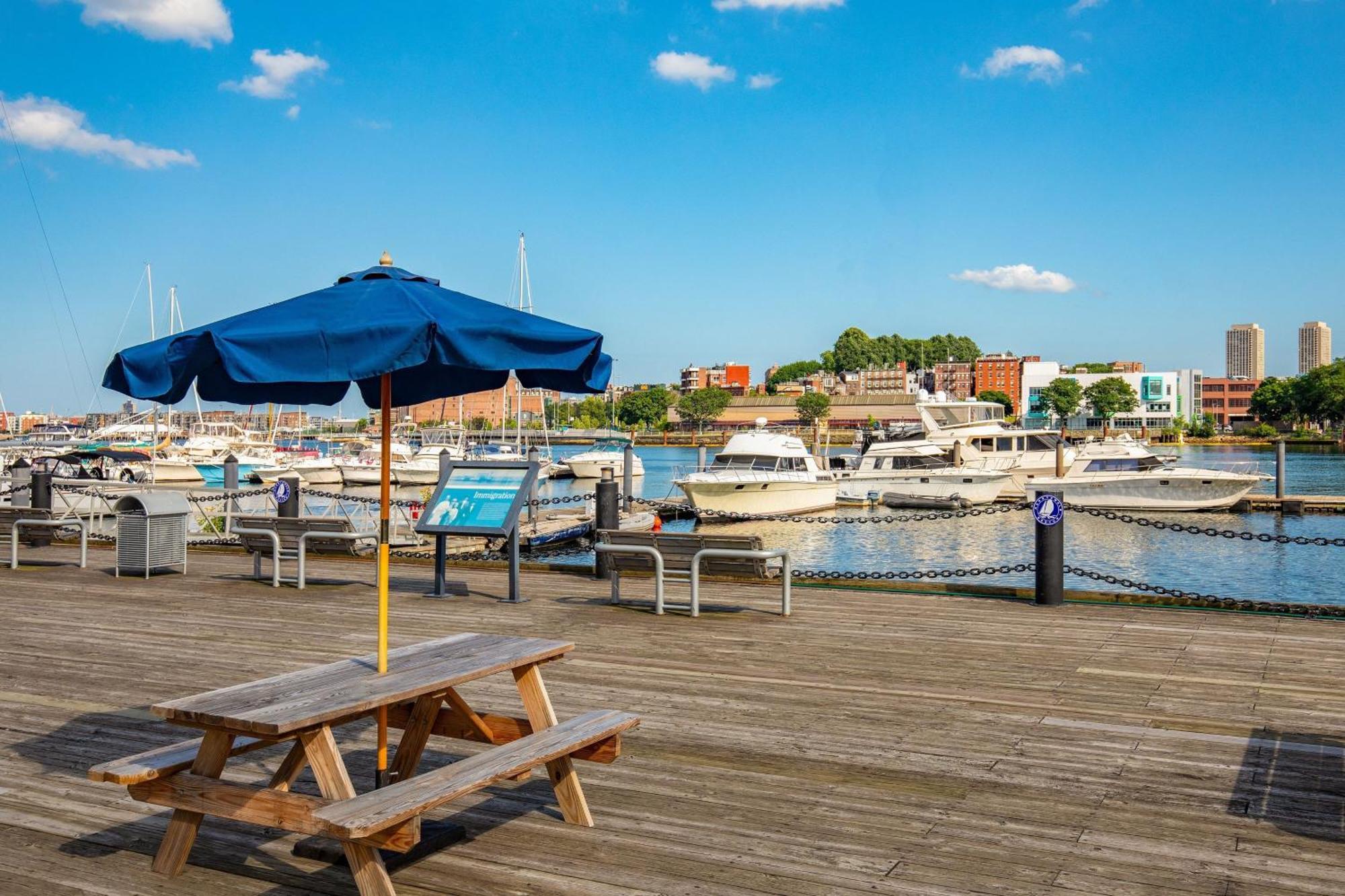 Hotel By Marriott Harbor On Tudor Wharf 3*