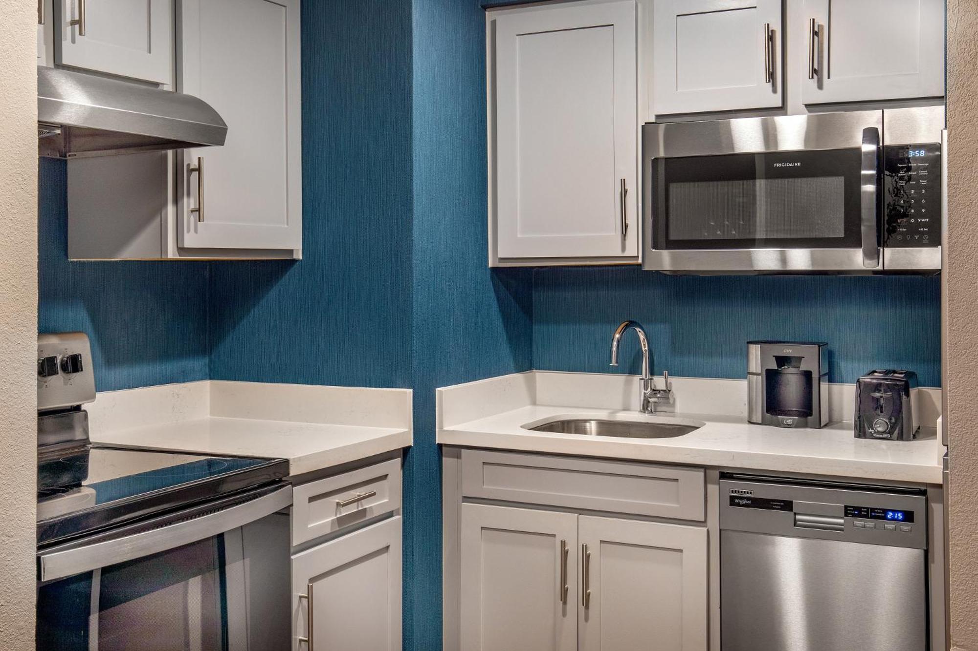 Hotel By Marriott Harbor On Tudor Wharf 3*