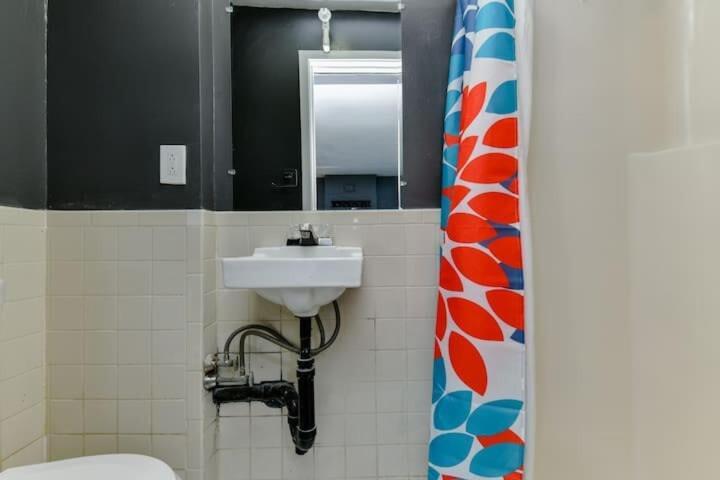 Centrally Located In Boston's Bay Apartment Boston