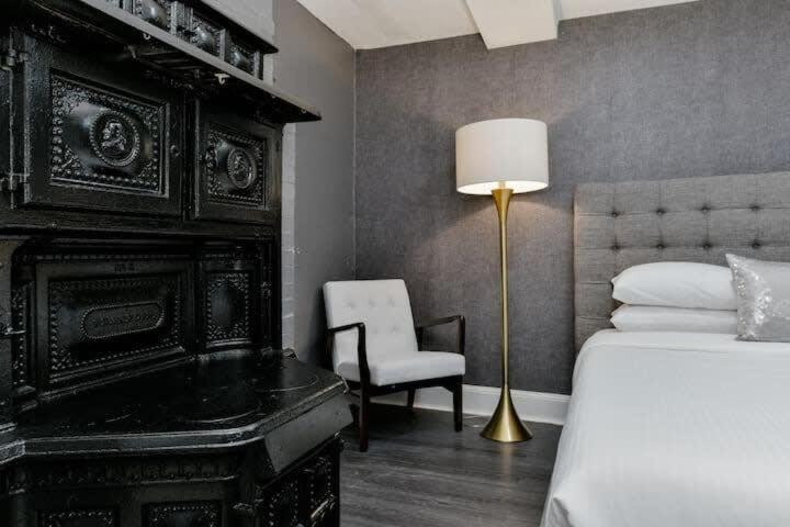 Centrally Located In Boston's Bay Apartment