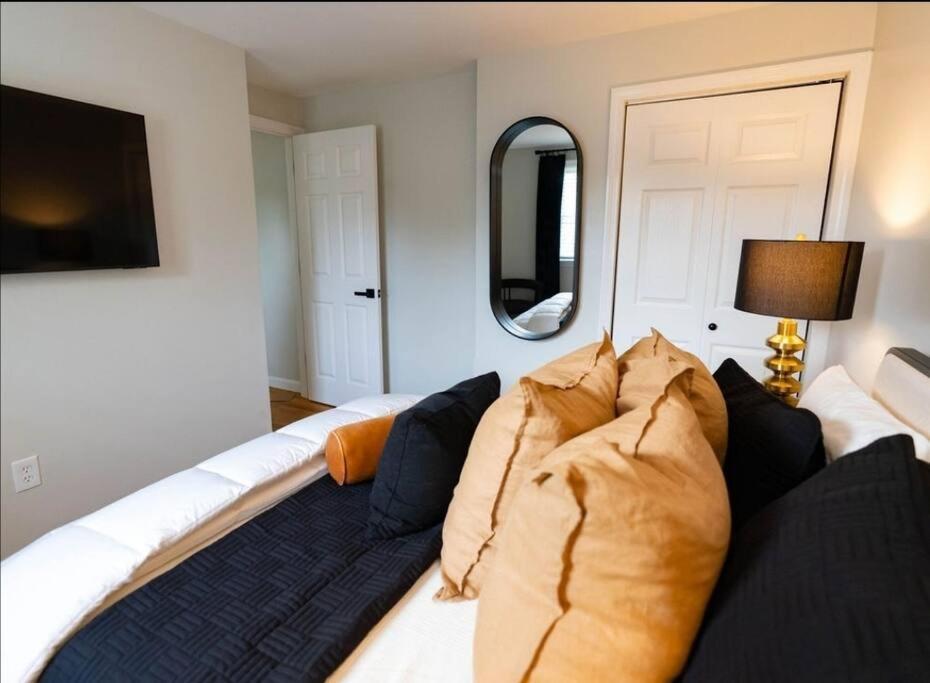 Modern Single Family Minutes From Hill Holiday home *