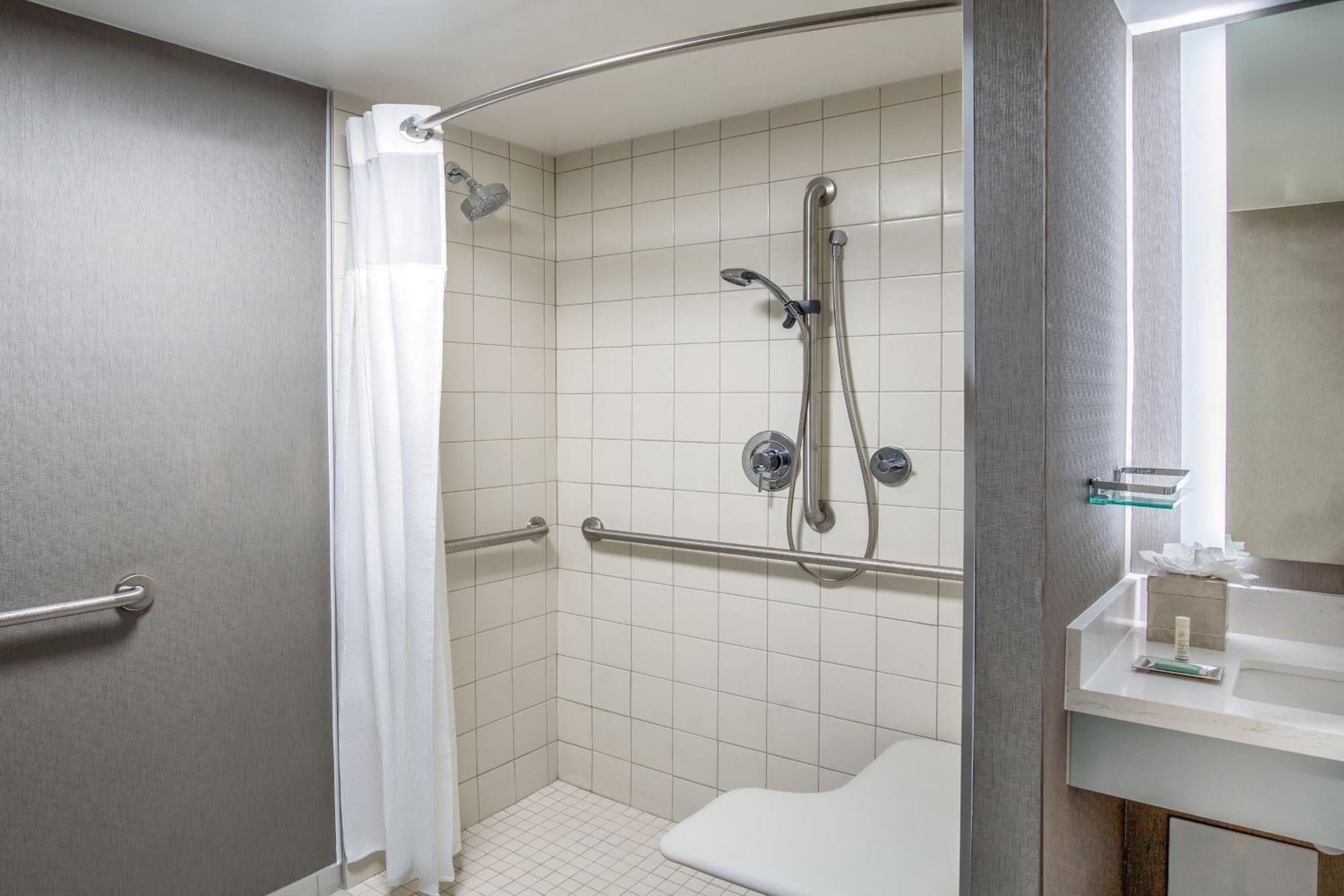 Hotel By Marriott Harbor On Tudor Wharf 3*