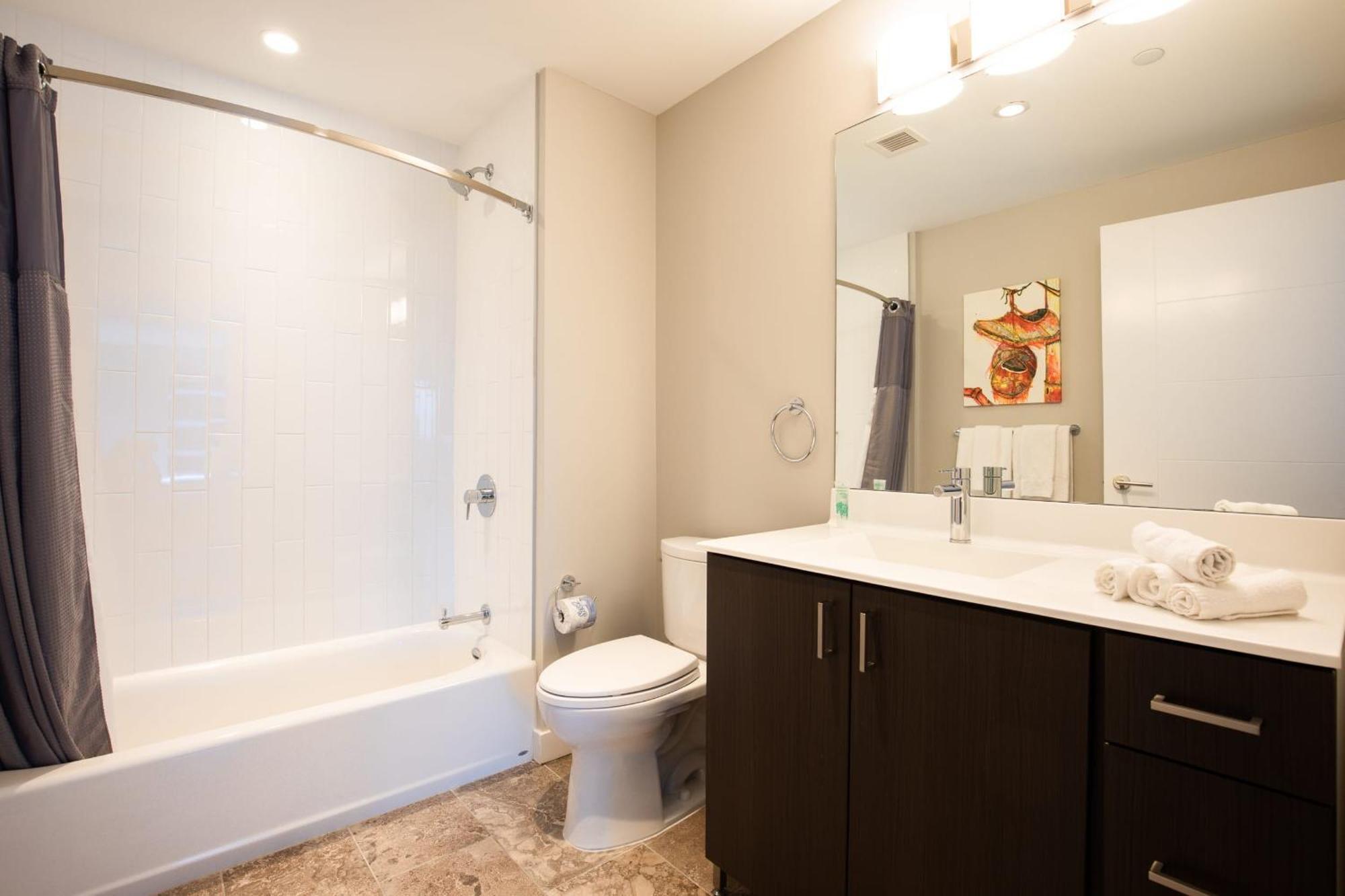 Luxury With Balcony In Seaport - Via-1524 *