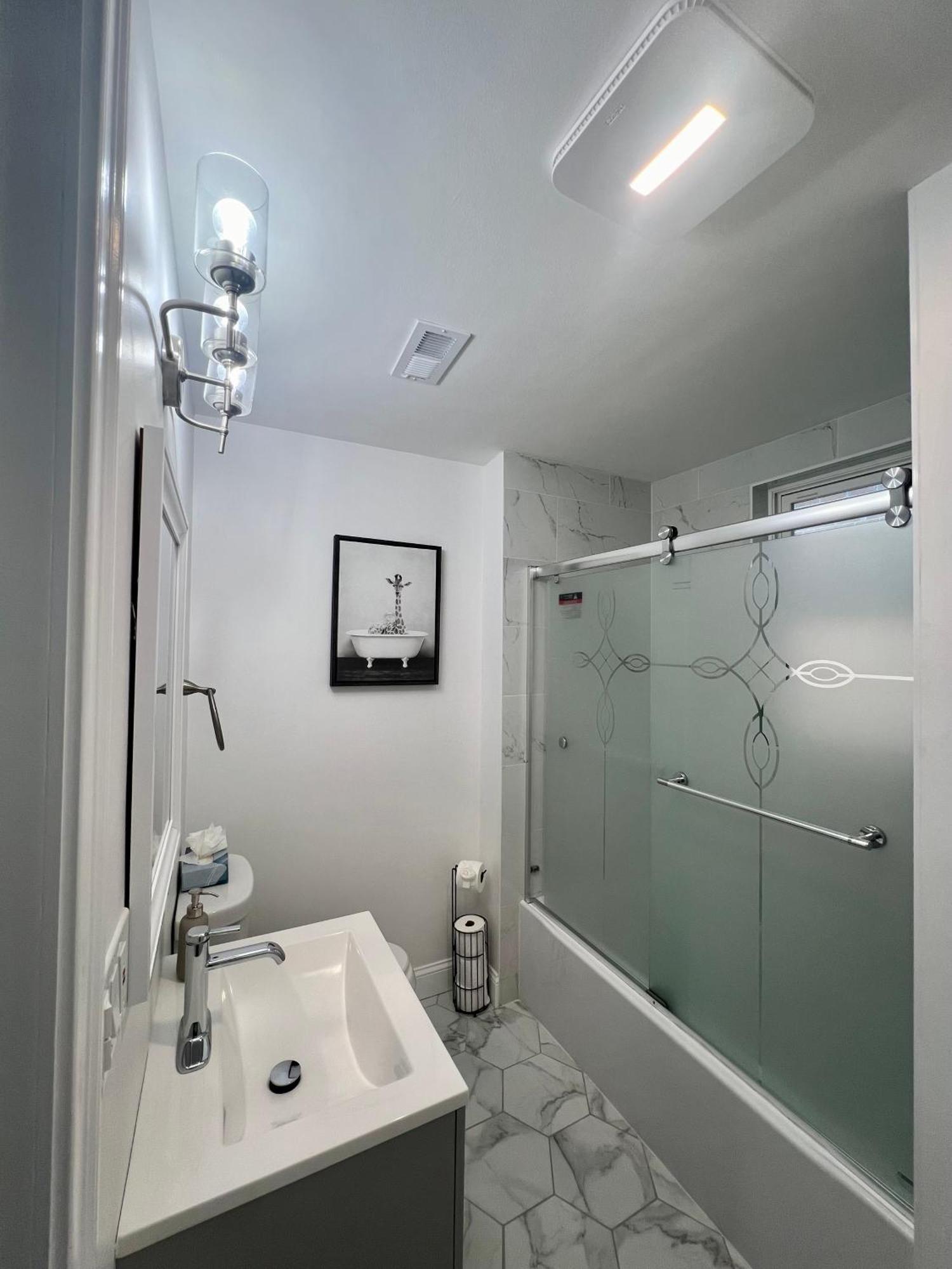 Aparthotel Modern 3-bedroom Condo, Fully Furnished & Renovated
